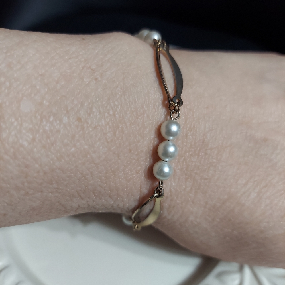 Sarah Coventry Gold Tone/Faux Pearl Bracelet - Picture 8 of 8